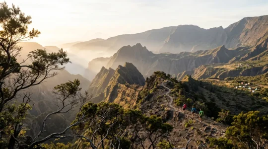 Vue panoramique du cirque de Mafate avec randonneurs et îlets dans la brume matinale