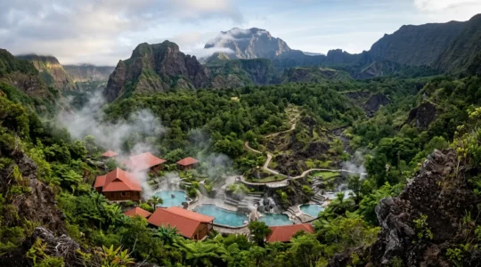 Vue panoramique des thermes de Cilaos nichés dans le cirque montagneux avec le Piton des Neiges en arrière-plan