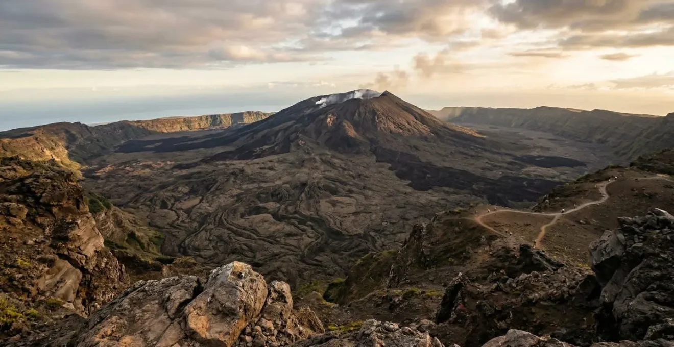 Vue panoramique de l'Enclos Fouqué au Pas de Bellecombe avec le Piton de la Fournaise en arrière-plan