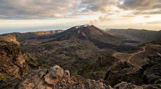 Vue panoramique de l'Enclos Fouqué au Pas de Bellecombe avec le Piton de la Fournaise en arrière-plan