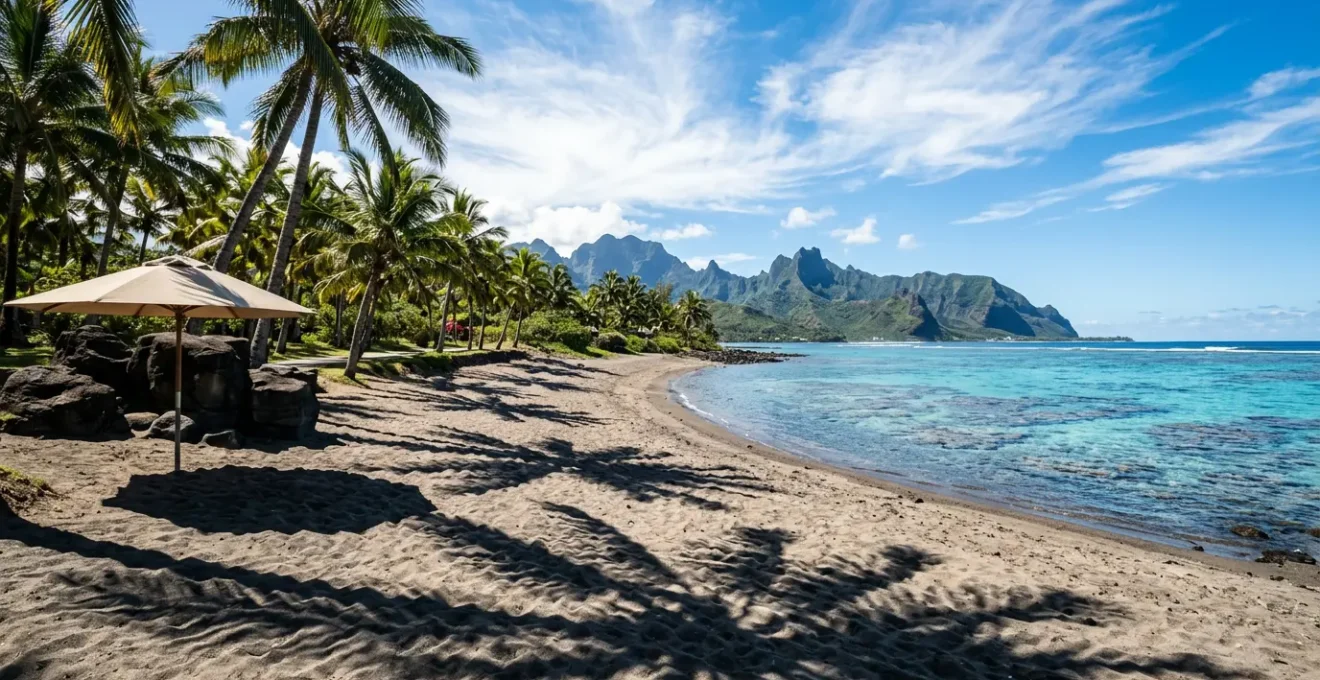 Plage tropicale de La Réunion sous un soleil intense avec zones d'ombre protectrices