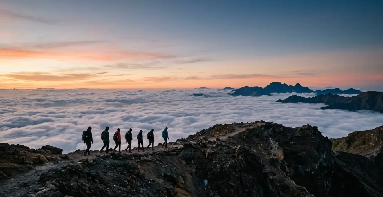 Randonneurs en ascension sur les crêtes volcaniques du Piton des Neiges à la Réunion, lever de soleil spectaculaire