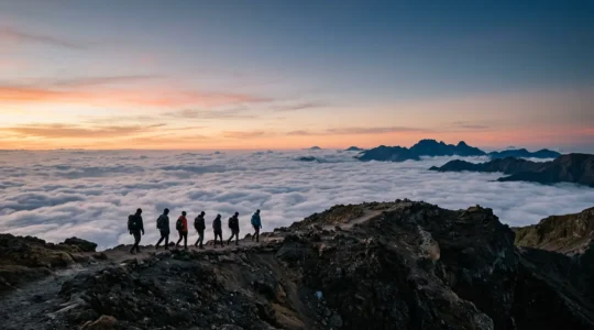 Randonneurs en ascension sur les crêtes volcaniques du Piton des Neiges à la Réunion, lever de soleil spectaculaire