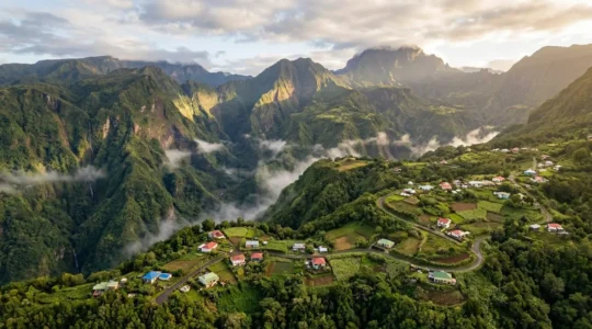 Vue panoramique aérienne du cirque de Salazie avec sa végétation luxuriante et ses villages créoles nichés dans les vallées, éclairés par la lumière dorée du matin