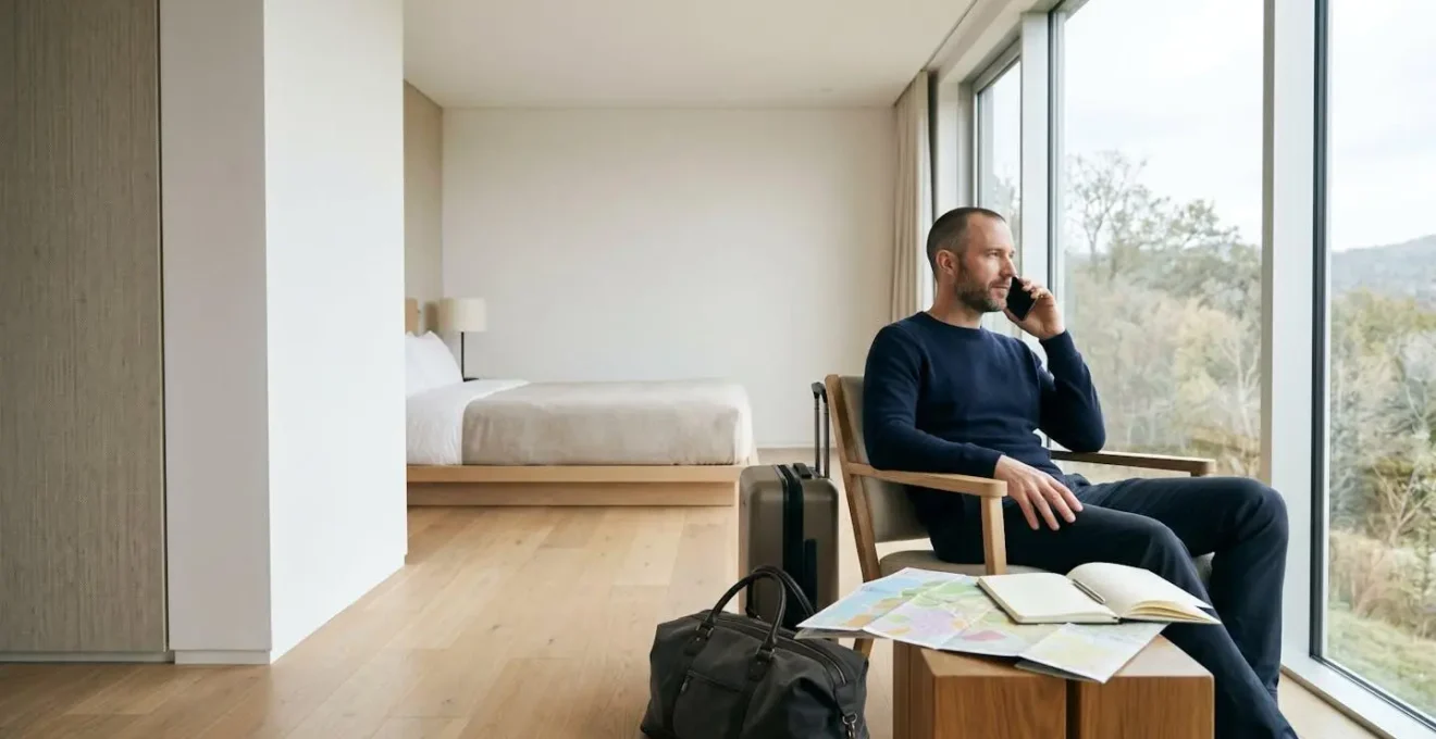 Voyageur souriant au téléphone avec carnet de notes et carte dépliée
