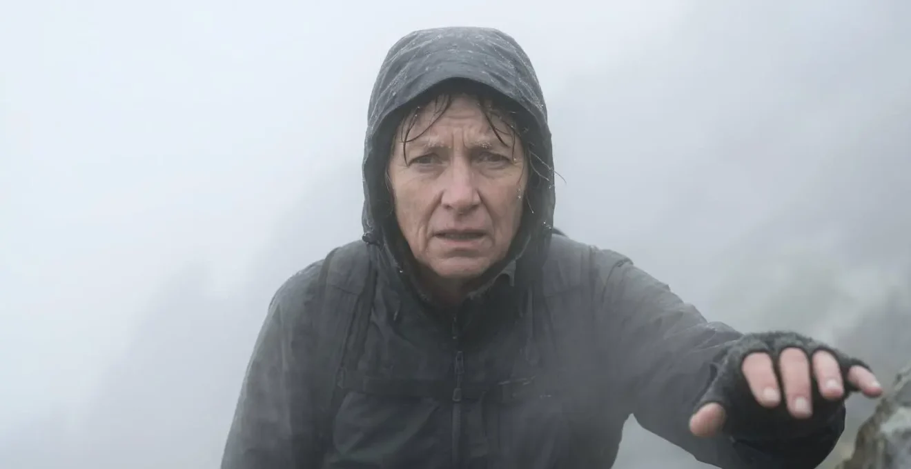 Brouillard épais enveloppant un sentier de montagne avec visibilité réduite