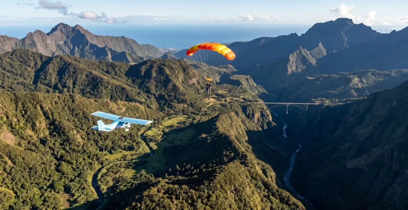 Vue aérienne montrant trois expériences de vol différentes au-dessus des paysages de La Réunion