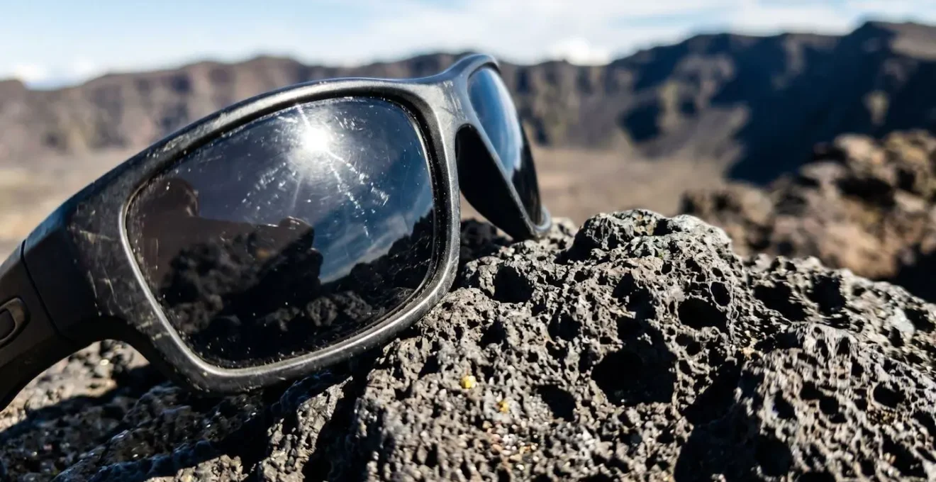 Randonneur équipé de lunettes catégorie 4 sur les pentes volcaniques de La Réunion